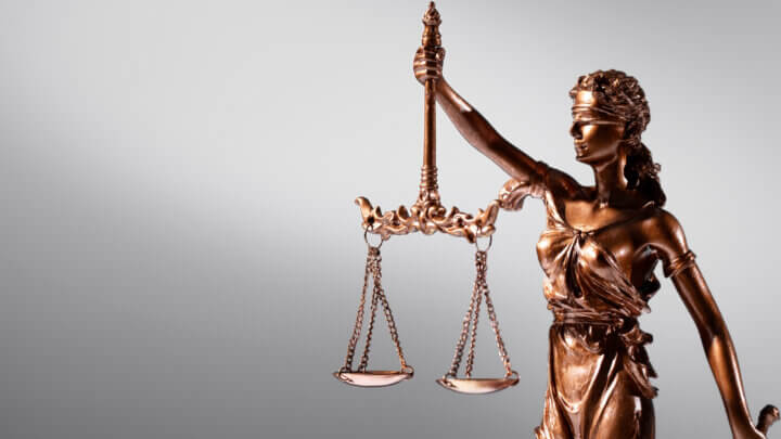 Estátua de justiça representando a defesa técnica